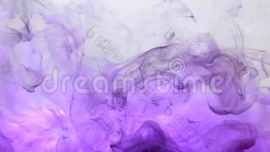 白色背景上浅紫色水彩颜料
